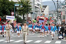 17 回目を迎えました 京都地区では 地域に密着したコミュニケーション活動の一環として 1992 年から市民まつりとして開催されている長岡京ガラシャ祭りに参加しています みこし参加は今年で 16