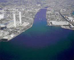 河口部に広がる京浜工業地帯にて東京湾に注ぐ