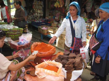 ミャンマーというよりタイ北部やラオス北部 中国の雲南省との文化的な類似点が多く 人口の約８割は シャン系のクン族が占めています また