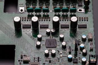 アナログステージの徹底的な分離を実現しました さらに回路規模や音質に大きく影響するパーツの選定も自由に行うことができます 一つの例として MMM-Conversion の出力抵抗に Vishay 製の精密メルフ抵抗を採用し 大幅な音質向上を実現したことが挙げられます 最新世代オリジナル メカエンジン SACDM-3 ディスクドライブには 最新世代のオリジナル メカエンジン SACDM-3 を搭載