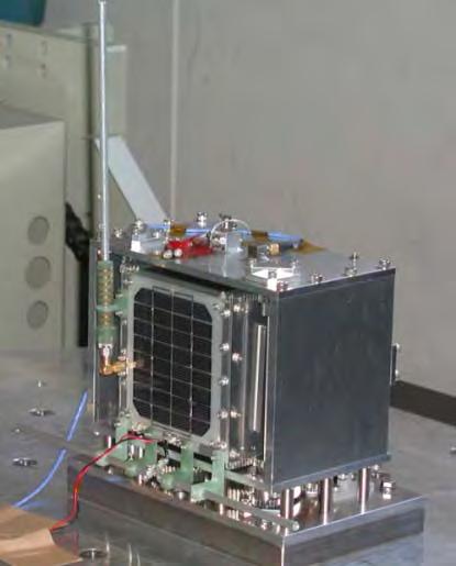 日本 (H21 宇宙基本計画での定義 ) ~100kg : 超小型衛星 Surry university ( 英 ) での定義 10 100kg : Micro satellite 1 10kg : Nano satellite 0.1 1kg : Pico satellite 超小型衛星とは 2006 年打ち上げ : 超小型衛星 HIT-SAT (2.