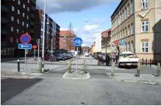 そしてこれも欧州では珍しく歩道を拡幅する中での 双方向の自転車レーン だ その他の主な施策を列挙していくと 中心市街地では 歩行者 自転車道路 にして道路の中央に自転車レーンを設置
