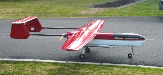 4kg 飛行時間約 15 分 固定翼型 航続距離が長い 広範囲を撮影可能 全長 2.2m 全幅 2.