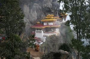 このゾンの特設会場で行われます タクツァン僧院 虎のねぐら を意味するこの僧院は ブータンに仏教を広めたとされる高僧が