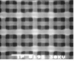 フォトニック結晶とは 屈折率が異なる物質を光の波 と同程度の間隔で並べた ナノ周期構造を持つ人工結晶 光が内部に閉じ込められたり