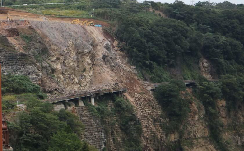 国土交通省は 熊本地震により通行不能になっている阿蘇地域を結ぶ国道 57