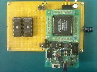 第 5 章動画表示制御回路の製作と評価 5-1 動画表示テスト制御回路の製作 今回の研究では 動画制御プログラムを FPGA に書き込んで 回路の動作確認を行った 使用した FPGA は Altera FLEX10K10 シリーズ EPF10K10LC84-4 である FPGA とは Field Programble Gate Array の略で VHDL