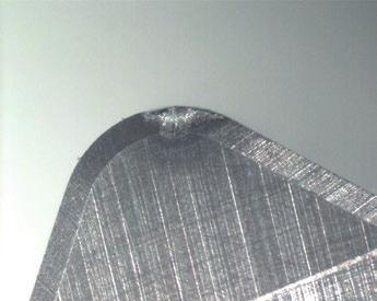 (µm) 8km加工後 3km加工後 従来品 BNC21 2.5km加工後 難削材 2 1 従来品 境界摩耗発生 他社品A 2 4 6 BNC21 境界摩耗を抑制 8 被削材 SCM415 58-62HRC (連続) インサト 4NC-DNGA1548 刃先処理 S1225 切削条件 vc=16m/min, f=.8mm/rev, ap=.1mm Wet 5. 2.5 工具寿命 km 被削材 SCM415-5V 58-62HRC (断続切削) インサト 4NC-CNGA12412 刃先処理 S1225 切削条件 vc=13m/min, f=.