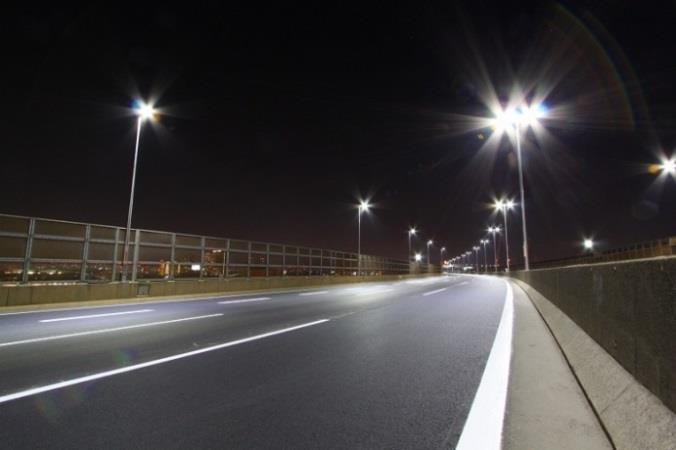 2-3. 環境保全への貢献 2-3-1 道路設備の省エネルギー対策 LED 道路照明 24 時間点灯している道路トンネル照明だけでなく 明かり部の道路照明についても