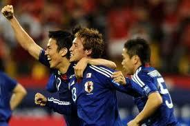 .. = のし方 / produzione = 生産 / utilizzo = 利用 / profondo = 深い Grande Zac! Anche in Italia grandi festeggiamenti per il trionfo del Giappone in coppa d`asia! イタリアでも日本代表サッカーチームの勝利を祝いました!