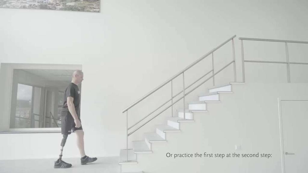 50 51 健側から上り始める場合 足部のクリアランス 膝の屈曲は 65 度かそれ以上 階段上りモードは遊脚伸展が開始する前に検出 遊脚屈曲保持により足部のクリアランスが確保される トレーニング : 健側を階段の 2 段目から開始する