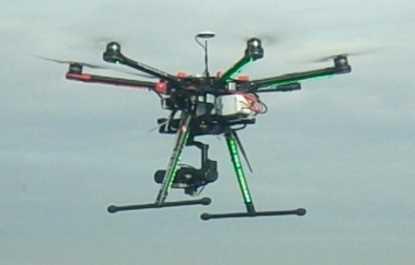 UAV とは 英語 :Unmanned Aerial Vehicle / Drone 日本語 : 無人航空機 / ドローン本要領では UAV と記載する 自律制御や遠隔操作により飛行することができる デジタルカメラを搭載することで 空中写真測量に必要な写真の撮影ができる 空中写真測量