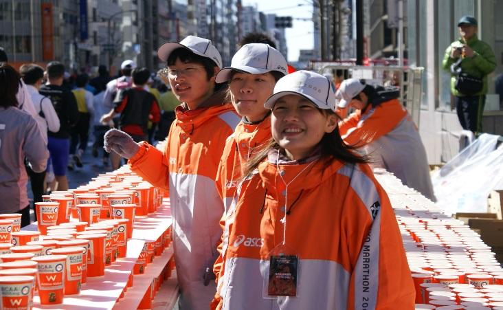 イベントボランティアの 事 例 紹 介 東 京 マラソン2009 開 催 日 : 2009 年 3 月 22 日 ( 日 ) 種 目 参 加 人 数 : マラソン 30,000 人 10Km 5,000 人 ボランティア 人 数 : 約 13,000 人 制 限 時 間 :