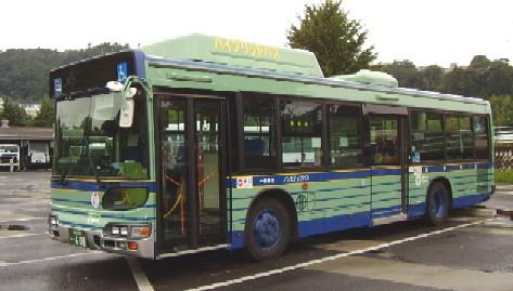 乗合バス ( 路線バス ) 正式には一般乗合旅客自動車運送事業といい 主には路線を定めて定期に運行する自動車により不特定多数の旅客を乗り合わせて運送する事業のことで 道路運送法による事業の経営許可 運賃 料金の認可 届出が必要です 乗合バスには 一般の路線バス 定期観光バス 高速バスなどがあります また