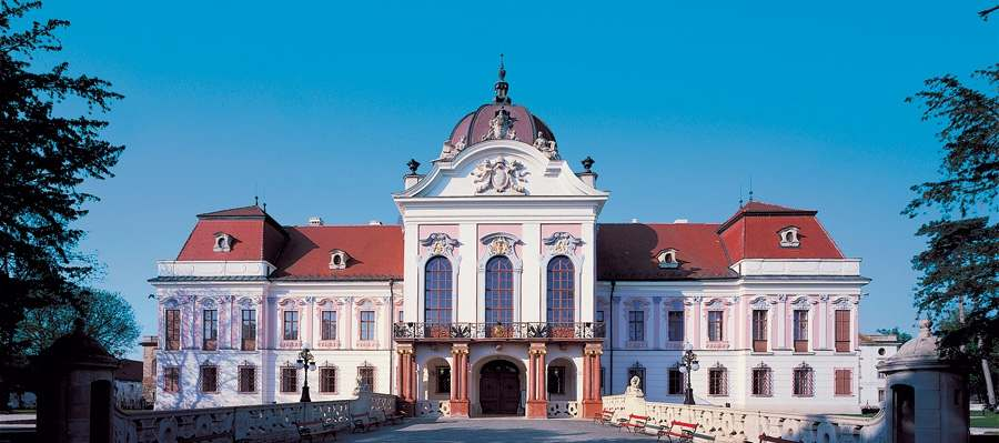 ハンガリーの君主制の時フランツ ヨーゼフ 1 世とエリーザベト王妃の居住所になった 現代は城は博物館として知られている 博物館でオーストリア ハンガリーの君主制時代の生活と生き方を見ることができる