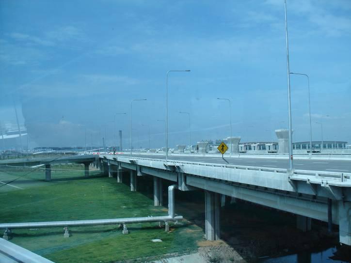 Transportation バンコク中心部から空港までは高速道路利用により約 30~40 分高速道路は空港まで専用のブリッジが新設され 本線からダイレクトにアクセス!