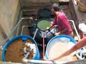 يف اليمني: ماء نظيف آمن للرشب يف بنجالديش توفره مجان ا رشكة بويل-غلو سوشيال بيزنس باستخدام تكنولوجيا التنظيف املبتكرة.