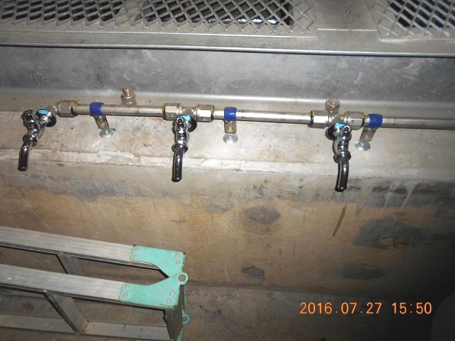 ており 複数の蛇口から取水が可能です 受水槽室は地下の狭い急階段の下に位置しています 停電の際には階段を降りて行くことすら容易なことではありません 従って 住戸ごとに給水時間を決め 人数を制限して 順番に飲料水を取りに行っていただきます 非常放送でアナウンスを行います 受水槽の水道栓から飲料水をポリタンクなどの容器に入れ 階段を上って運び出していただかなければなりません
