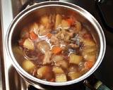 NIKU JAGA 13. Ensuite les pommes de terre. Faites-les cuire en remuant. 14. Versez de l'eau de manière à recouvrir les ingrédients.