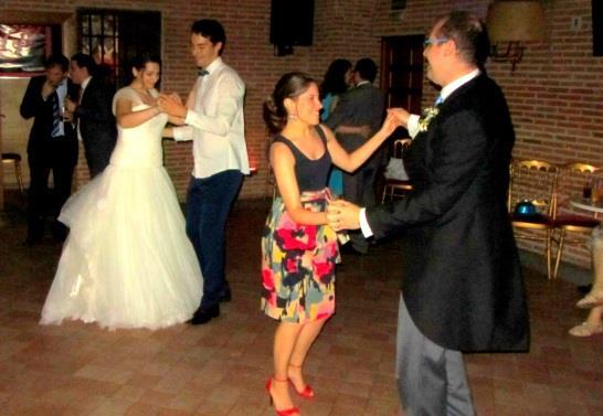 ! スペインでの結婚について スペインでは 宗教的な儀式を希望する新郎新婦は教会で挙げますがだんだん減ってきています (