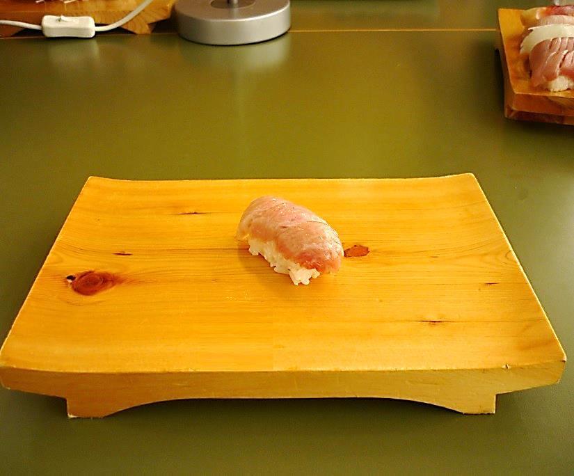 Sushi à la carte / 寿司アラカルアラカルト Maki Gerolltes Sushi à la carte 巻物アラカルラカルト Inside-Out 裏巻 N1 まぐろ N2
