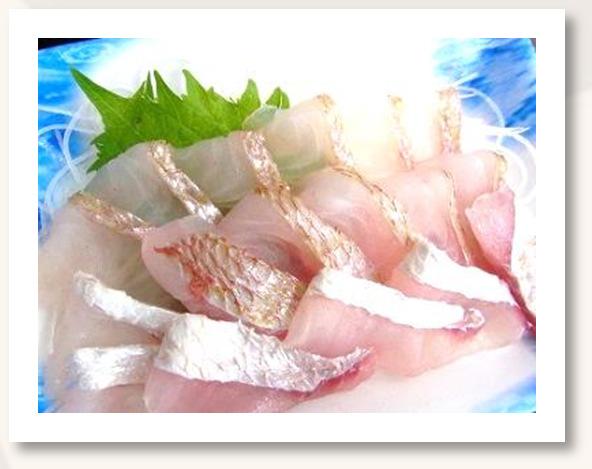 0 lb 通年を通して美味しい魚です 特に 秋には白身の旨味ののった身に肝 の取り合わせが最高の味わいにな ります 肝をゆでてしょうゆに溶かし込んだ 肝醤油を刺身に使うのも絶品です In the Japan fish