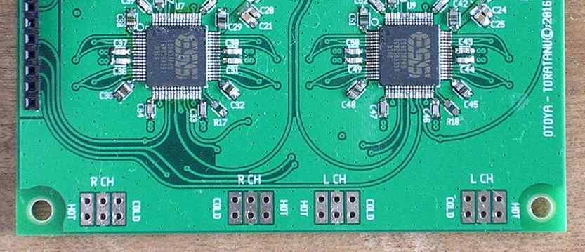 2 アナログ音声信号出力端子 DAC のアナログ音声信号 ( 電流 電圧 ) を出力する端子です 右チャンネルと左チャンネルそれぞれに HOT と COLD の出力が各 2 ヶ所あります 1 ヶ所の出力は ES9038PRO が持つ 8 個の DAC の内の 4 個の DAC の出力の合計です 8 個の DAC
