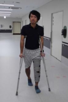 松葉杖歩行手術前に練習した方法で歩きます