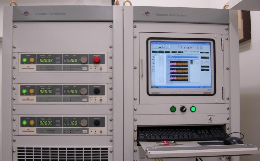 8kN 最大搭載質量 :100kg 特徴 : a. 振動試験機とチャンバーを組み合わせ 複合環境試験が可能 (3 軸同時加振 + 温度試験 ) b.