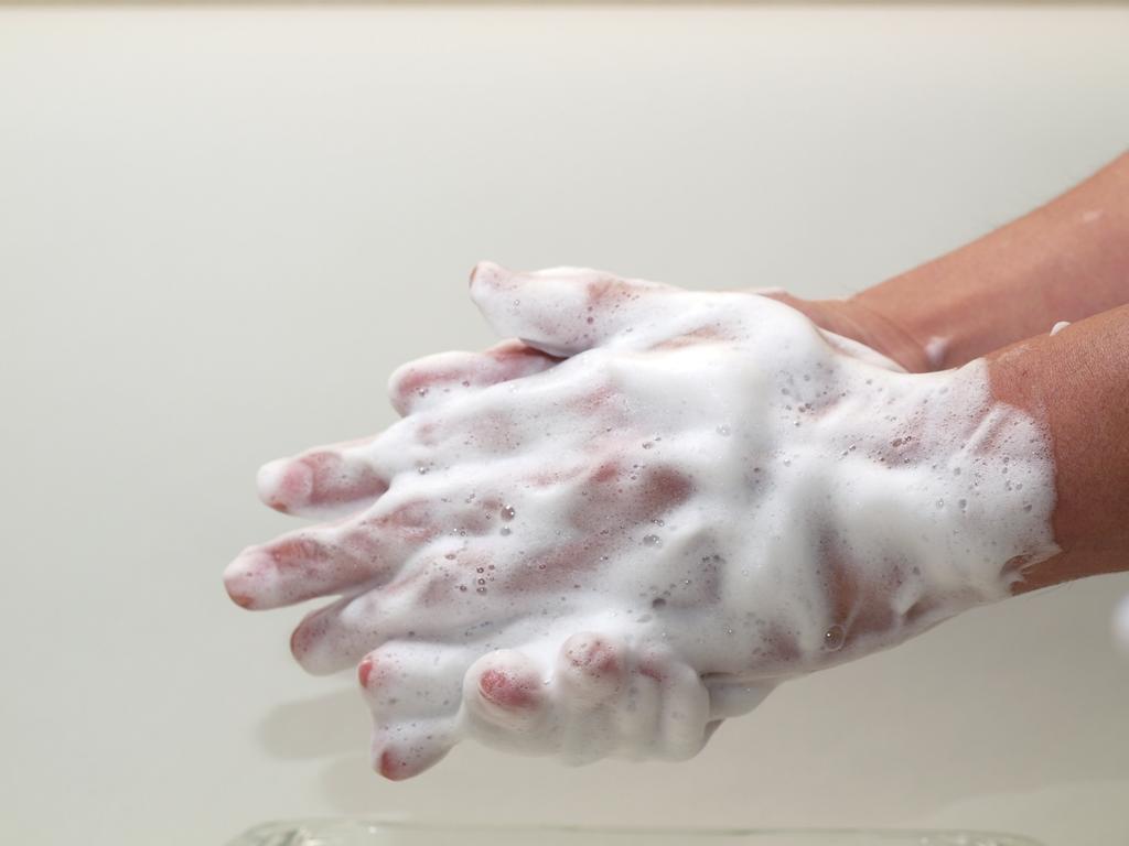 界面活性剤 水と油の仲をとりもつ 界面活性剤のはたらき 手を洗ったり洗濯すると よごれが落ちるのは気持ちがいいよね!