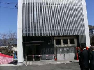 月 27 日 ( 火 ) 富士吉田市に 北富士演習場周辺の民生安定施設助成事業として 赤坂会館が完成し