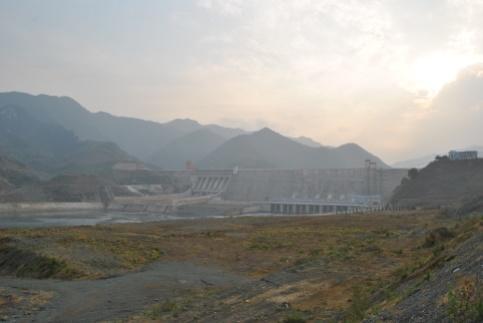 ソンラ水力発電所 ソンラ水力発電所は ベトナム電力公社 (EVN) が北部ソンラ省ダー川に建設した 最大出力 2,4MW(4MW 6 台 ) 最大水位 215 メートルの東南アジア最大級の水力発電所である