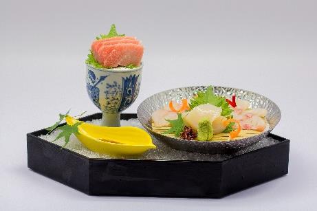 deluxe assorted sushi (Nigiri and Rolls) 360 Sushi & Sashimi Platter 刺身と寿司の盛り合わせ Chef s selection of sashimi and sushi (Nigiri and Rolls) 340 Chirashi Sushi ちらし寿司 A bowl
