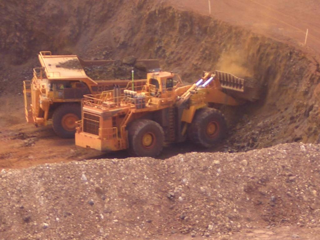 大型ホィールロータ による掘削 積込み ( オーストラリアの鉄鉱山 )