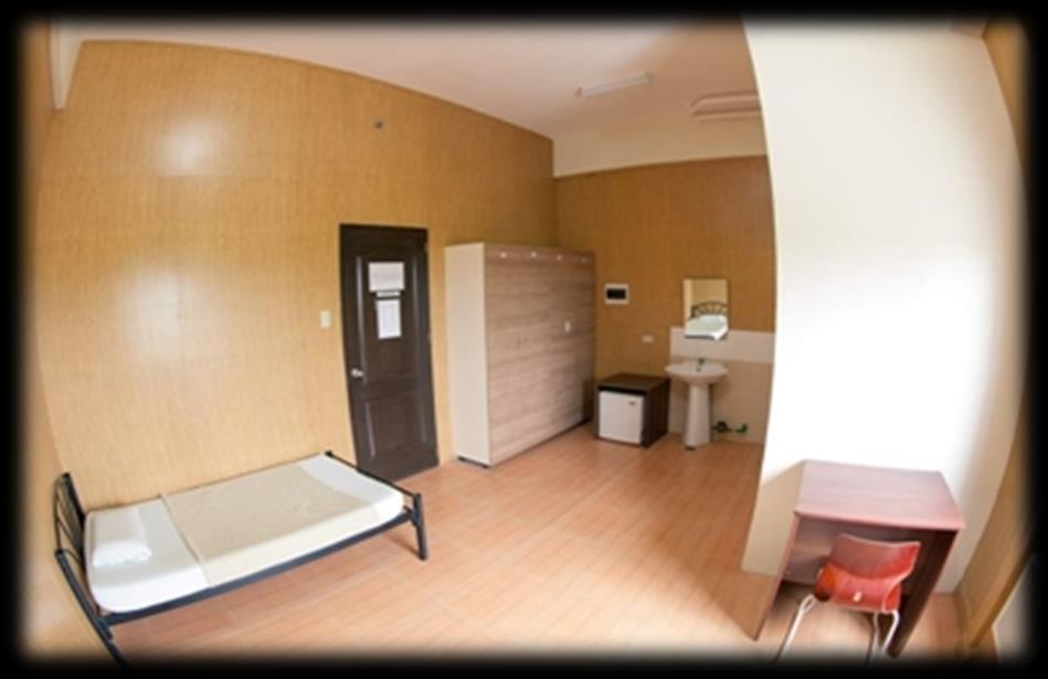 充実した学校施設 寮の部屋は約11畳の余裕を持った広さで バス トイレは別 WIFI環境 カフェテリア マッサージショップ テラス