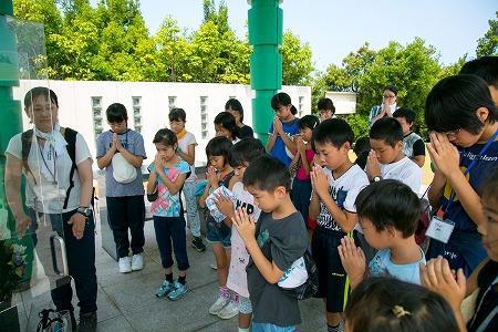 名が大島青松園内でワークショップを開催した 小学 5 6 年生と中学生は園内に宿泊した * 実施日 :