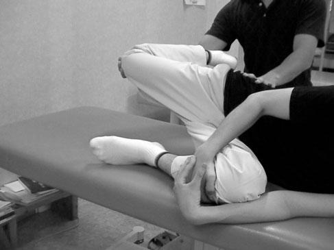 節の屈曲により骨盤が後傾を強いられる と 他方の下肢は腸腰筋に引かれ ベッ ドから挙上してくる このときの股関節 の角度が屈曲拘縮の角度である 下方の脚の股関節を最大屈曲位に 保持して同様に行う 股関節屈曲拘縮がある場合 両下肢をまっ すぐ伸ばして背臥位になると 大腿骨に 腸腰筋が引かれ