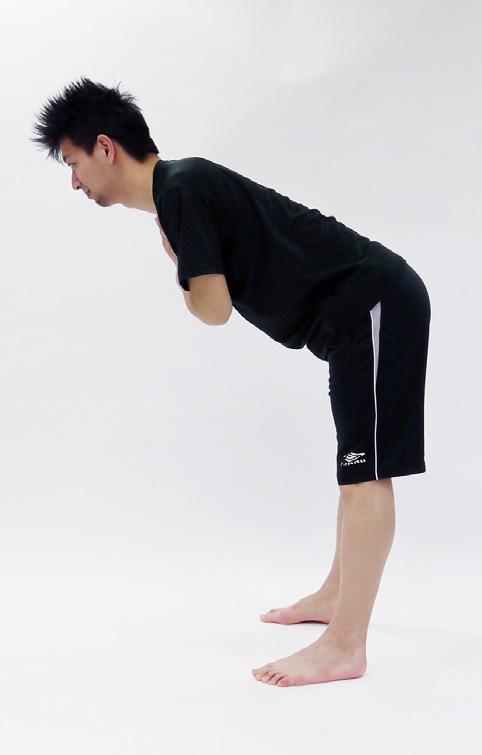 膝から鎖骨までがまっすぐになるようにおしりを床から持ち上げます 片脚の膝を伸ばし まっすぐを意識します おしりを持ち上げたまま