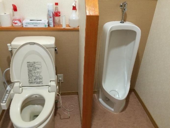 便器掃除 - 男性用小便器 ( あうら ) 1 清掃道具の トイレ用カゴ からトイレ用の手袋を取り出し着用する