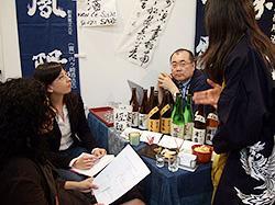 事例 グループで輸出を実現 香港 兵庫県の酒造メーカーのグループは ジェトロのアドバイスの元で2010年11 月にジェトロ主催の Hong Kong International Wine & Spirits Fair に参 加し 酒蔵1社ではハードルの高かった輸出事業を 3社で結束し実現した