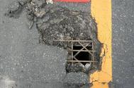 ➃ 道路橋の点検 診断のポイント (2) 舗装の変状 ( 床版損傷のサイン ) 床版抜け落ちによる路面陥没は 重大事故に繋がる