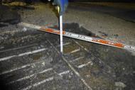 舗装のひびわれから析出物が漏れ出しているのは 床版砂利化のサイン 床版厚の薄い昭和 39 年示方書以前