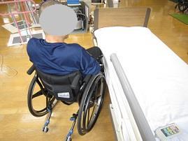 車椅子のセッティング2 車椅子上での臀部の前方移動 3 車椅子からベッドへの乗り移り4ベッドへの足挙げ の4つの動作で構成されます