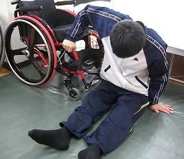 くりと移動させて臀部を着地させる 2 床から車椅子への移乗動作