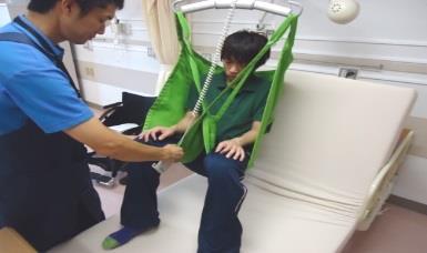 天井走行式リフト <ベッドから車椅子への移乗介助の方法