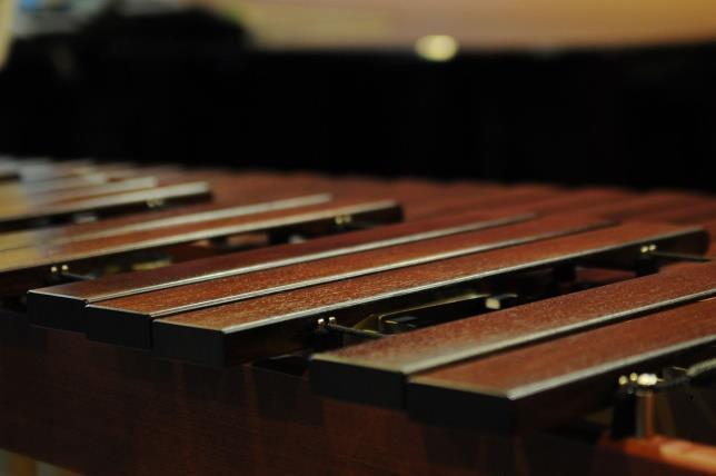18 19 マリンバ 木製の打楽器 一般に 木琴 として知られる打楽器 アフリ カの民族楽器に起源を持つといわれる あたた かな音色が特徴で