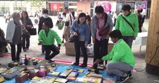 地域の祭りとタイアップした ロータリーフェスティバル で募金活動を行い 47 万円以上を義援金として寄付しました 熊本地震復興支援のバザー開催 第 2720 地区 ( 熊本県 大分県 ) 2016 年 2 月に誕生したばかりの新しい学友会ですが 同年 4