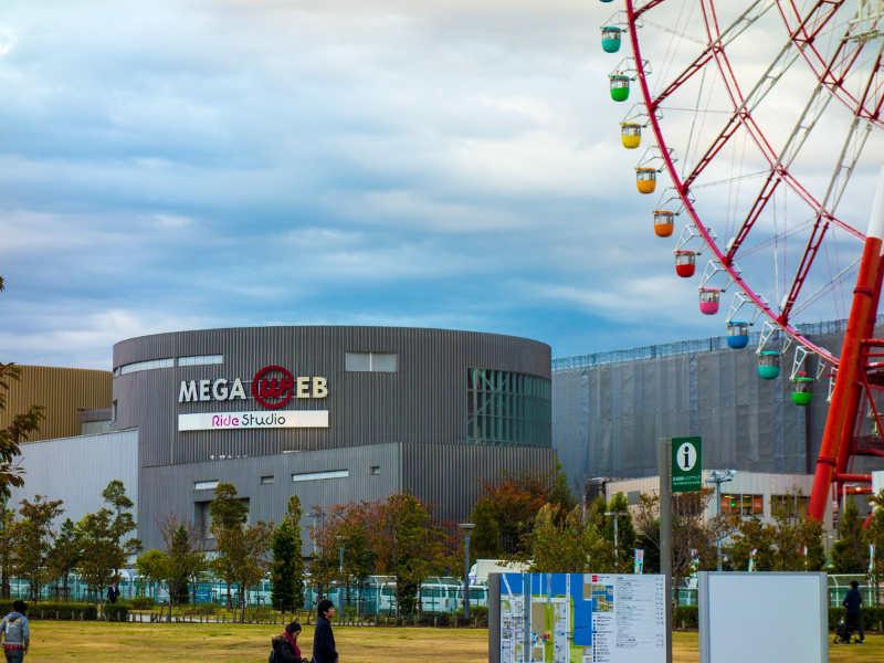 MEGA WEB 住所 東京都江東区青海1-3-12 パレットタウン内にある トヨタ自動車の展示ショールーム 見て乗って感じることができるクルマのテーマ パーク 館内には クルマの歴史を感じられるヒストリーガレージや