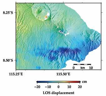 1 観測インドネシア アグン火山の観測結果 2017 年 11 月 21 日 インドネシアのバリ島にあるアグン山が54 年ぶりに噴火しました JAXAは12 月 1 日午前 1 時 38 分 ( 日本時間 ) にALOS-2 搭載のLバンド合成開口レーダ (PALSAR-2) による観測を行い 噴火口内の溶岩が出現した様子を捉えました そして 干渉 SAR( インターフェロメトリ ) 解析により