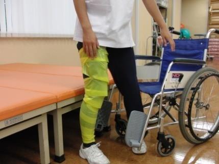 5 車椅子の乗り方 降り方 手術をしていない足側に車椅子を置きます